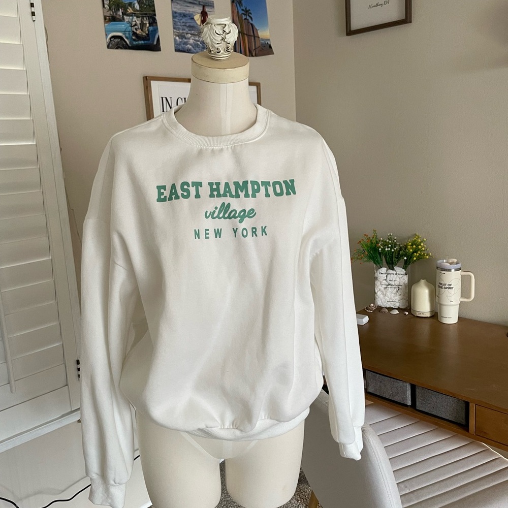 East Hampton Village Nee York crew sweatshirt off white size smalll